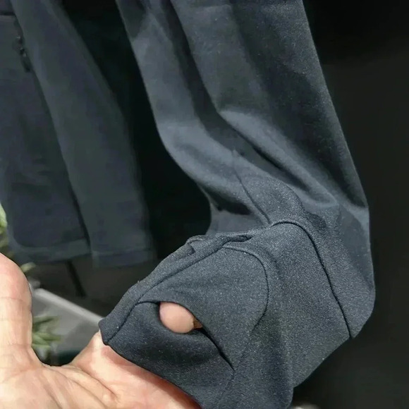 Fabletics Jacket,Hip pockets,thumb holes,hidden mesh back w/media pocket - Picture 8 of 15